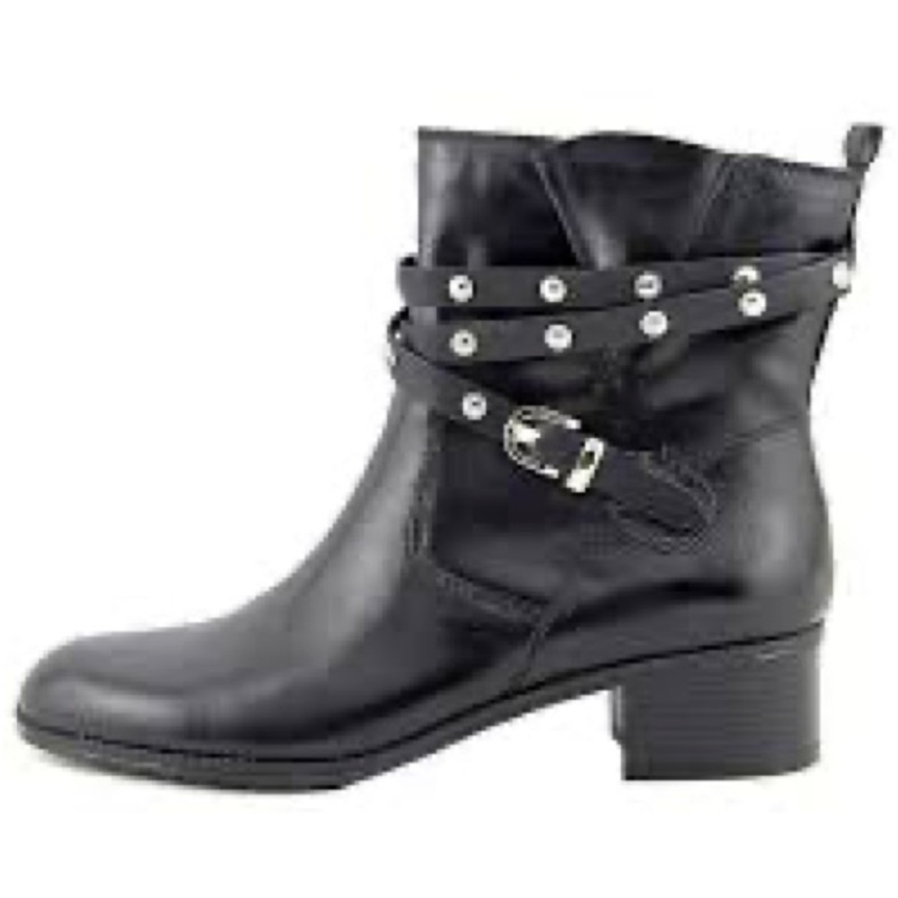 Bandolino Black leather Studded Ankle Booties